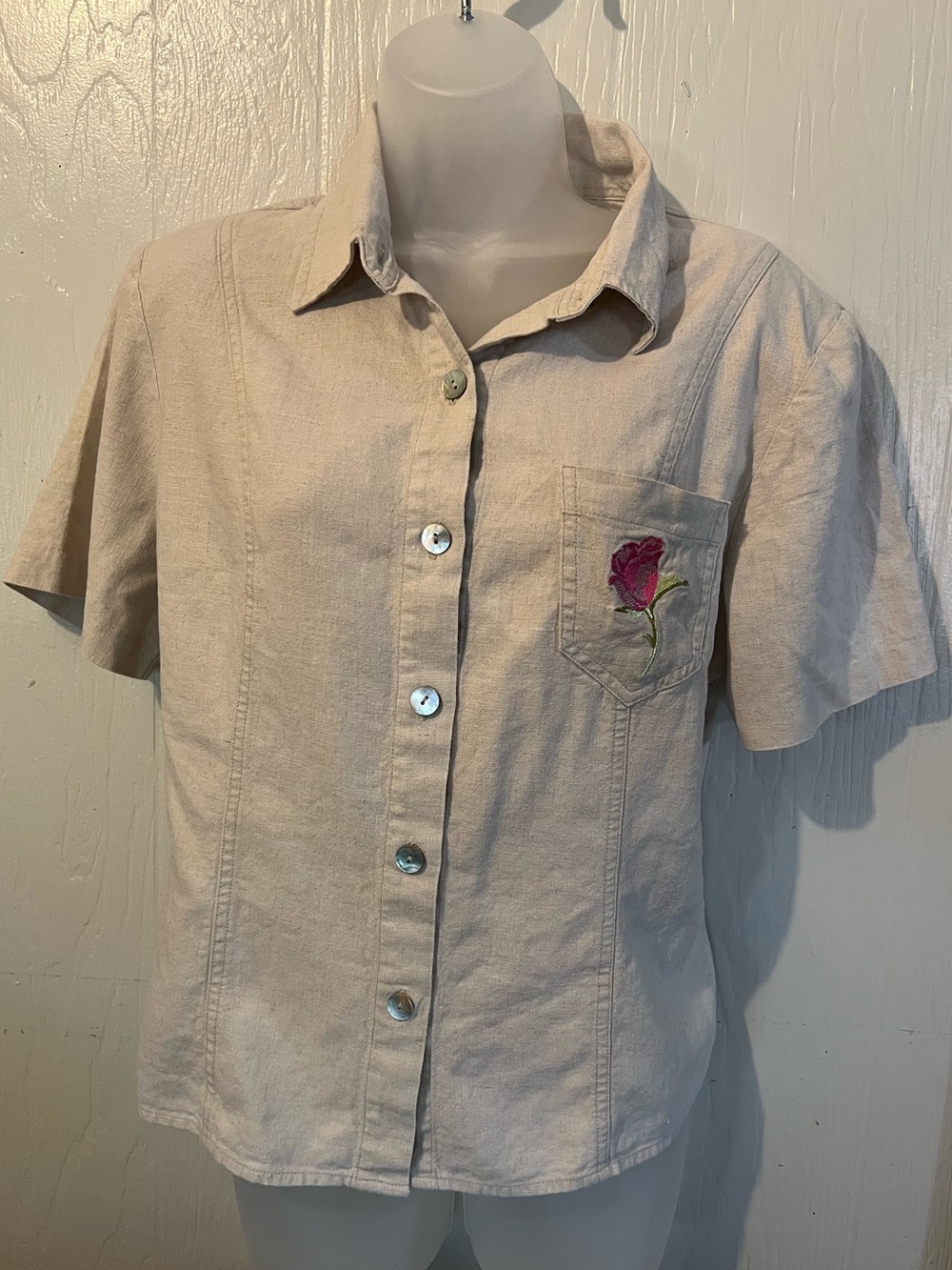 Liz Baker beige short-sleeve button-down shirt with rose embroidery